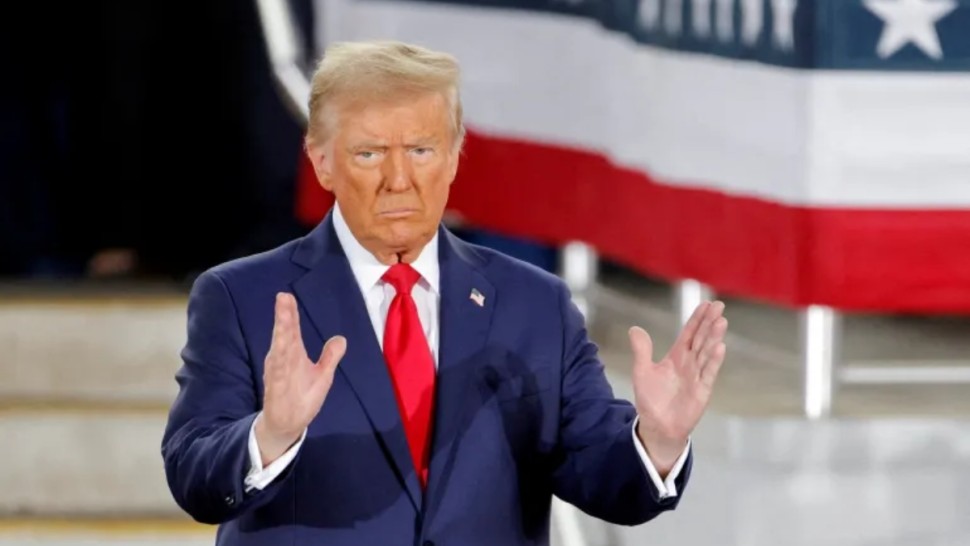 ترامب يعلن إغلاق المجال الجوي فوق فنزويلا بالكامل