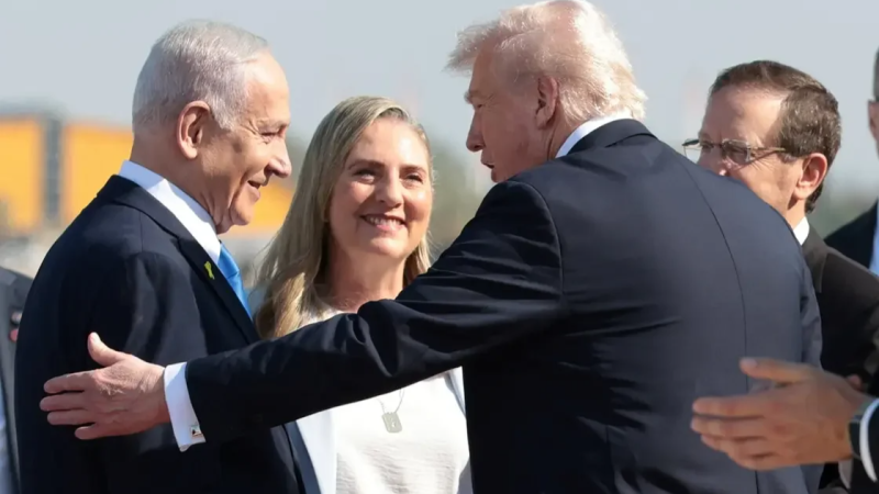 ترامب يطلب من الرئيس الإسرائيلي العفو عن نتنياهو (فيديو)