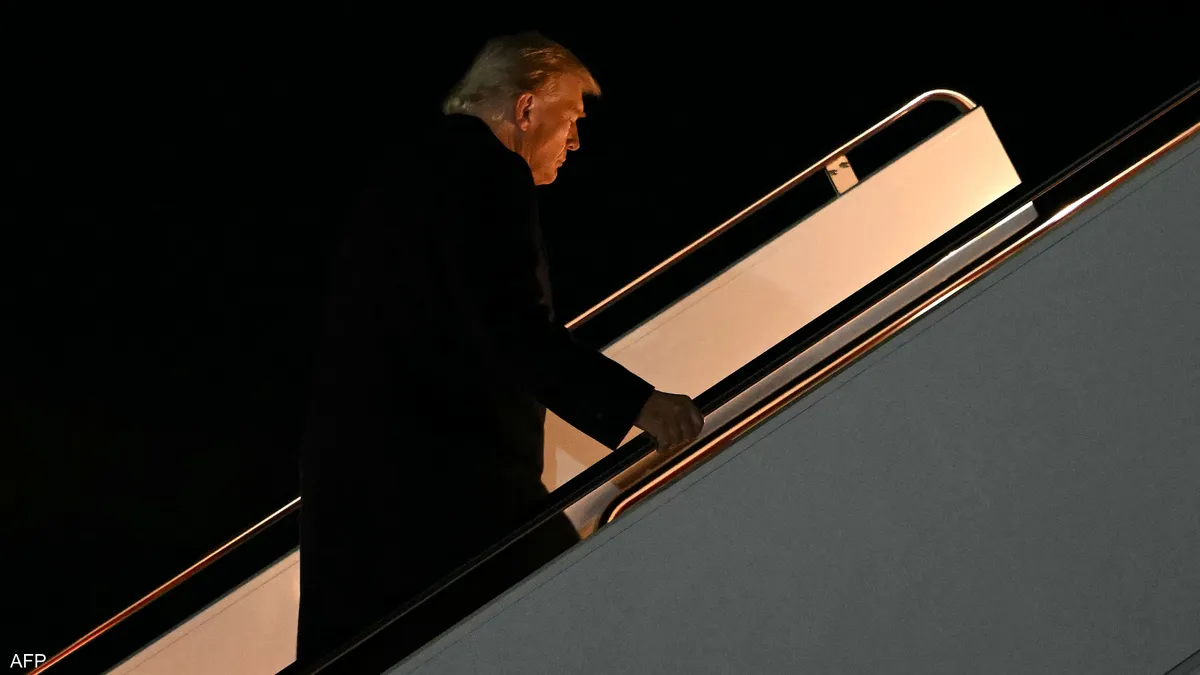 ترامب يلتقي أمير قطر على متن طائرته الرئاسية بطريقه لماليزيا