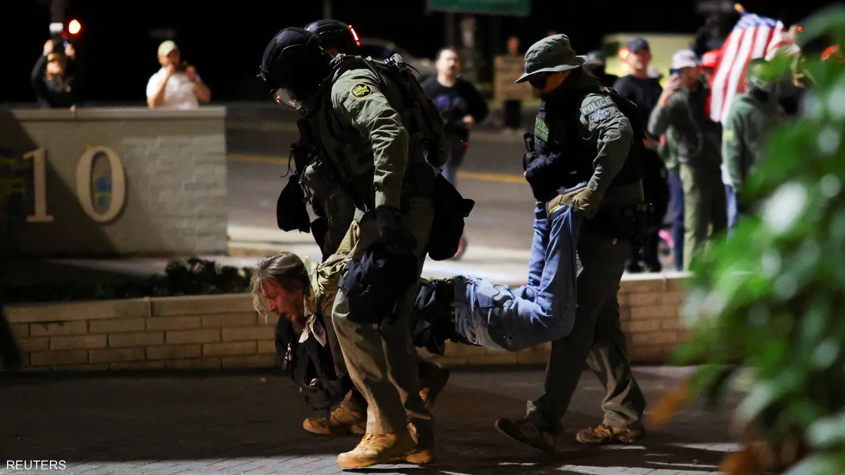 ترامب يهدد بتفعيل قانون يعود لعام 1807.. ما هو؟