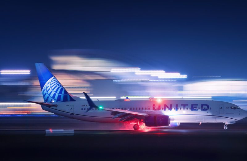 جسم غامض يحطم زجاج طائرة على علو شاهق