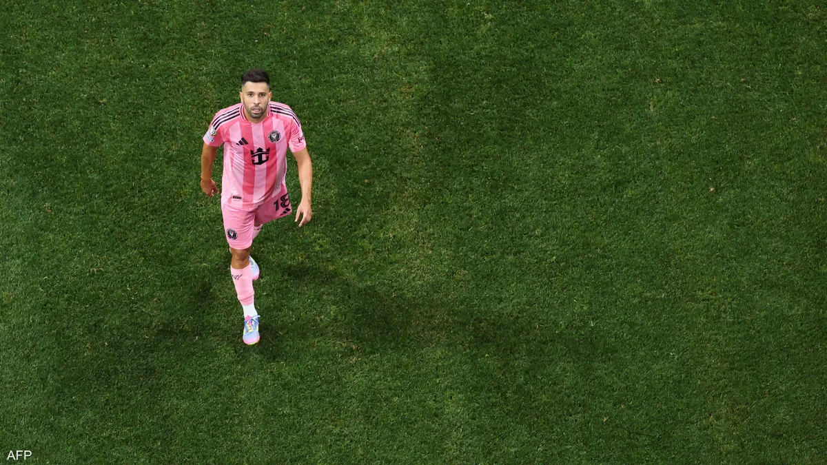 جوردي ألبا يغادر الملاعب نهائيا