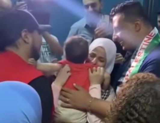 بتونس/ فلسطينية تلتقي برضيعتها بعد أن ظنت أنها قتلت في القصف الإسرائيلي (فيديو)