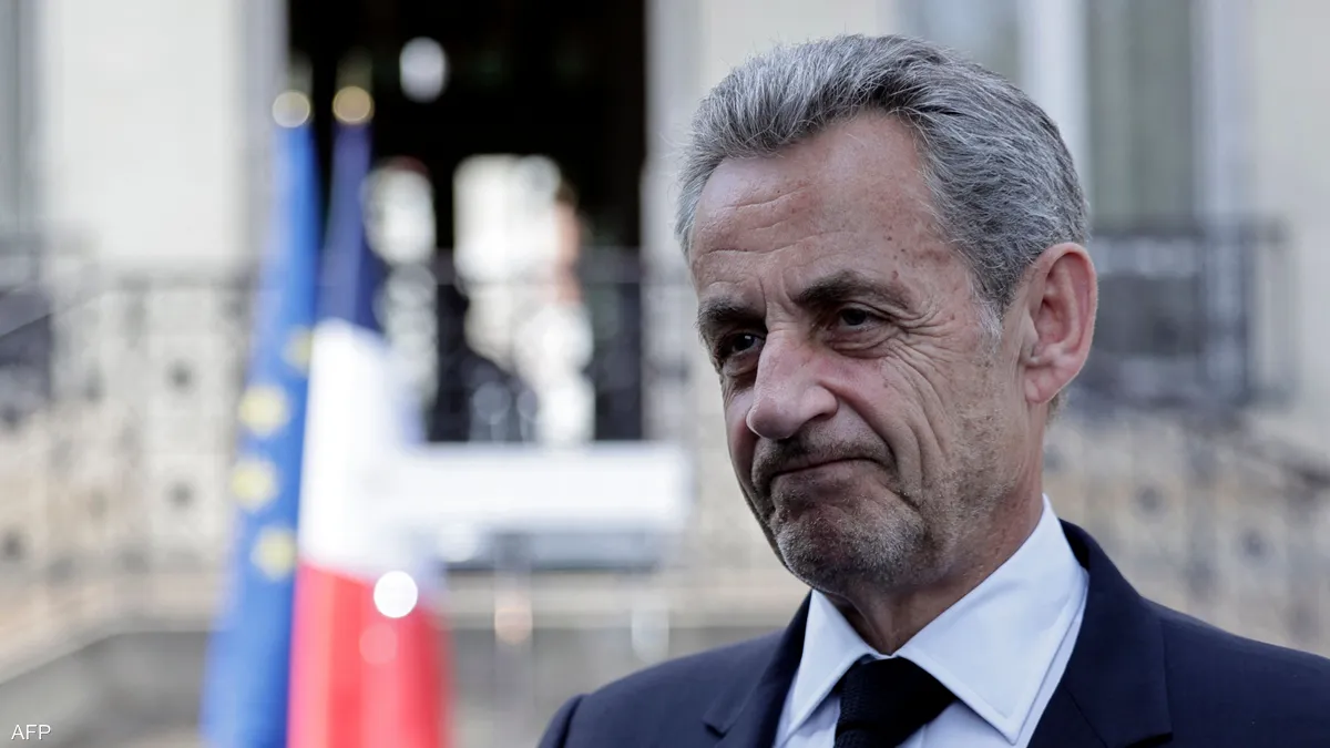 زنزانة انفرادية وكتابان.. هكذا سيقضي ساركوزي أيامه في السجن؟