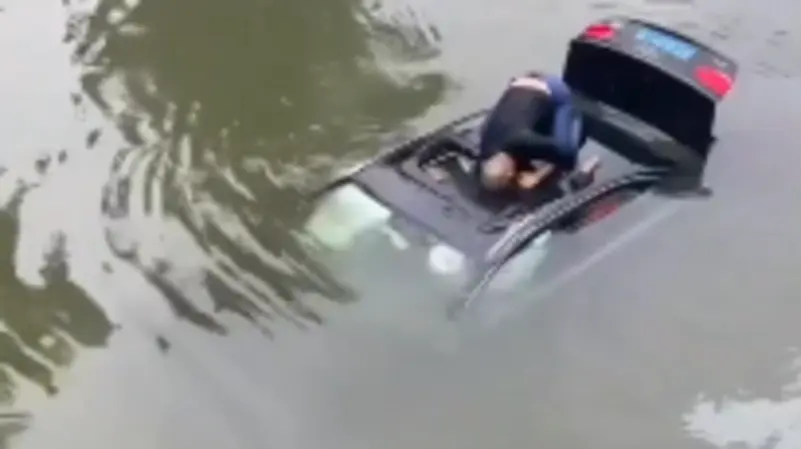 فيديو يحبس الأنفاس.. صيني ينقذ سائق سيارة غرقت بالكامل في النهر