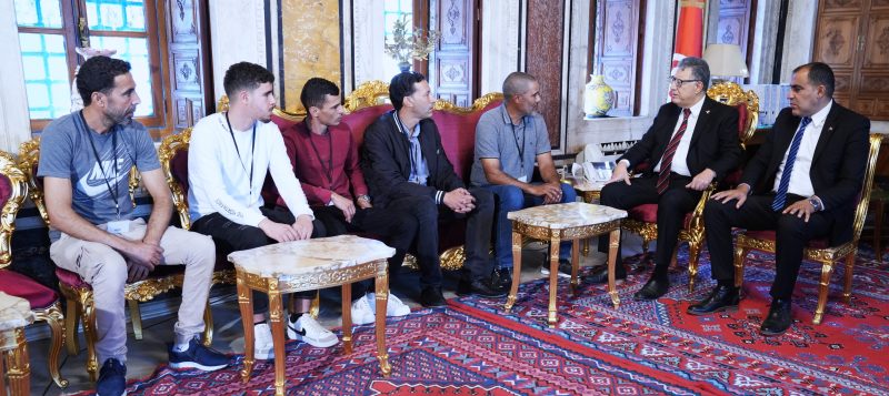 عمال مناولة يعرضون وضعياتهم المهنية على بودربالة