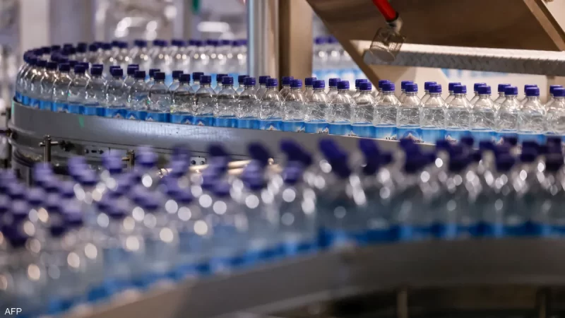 في زجاجات المياه.. خطر غير مرئي يتسلل إلى أجسامنا