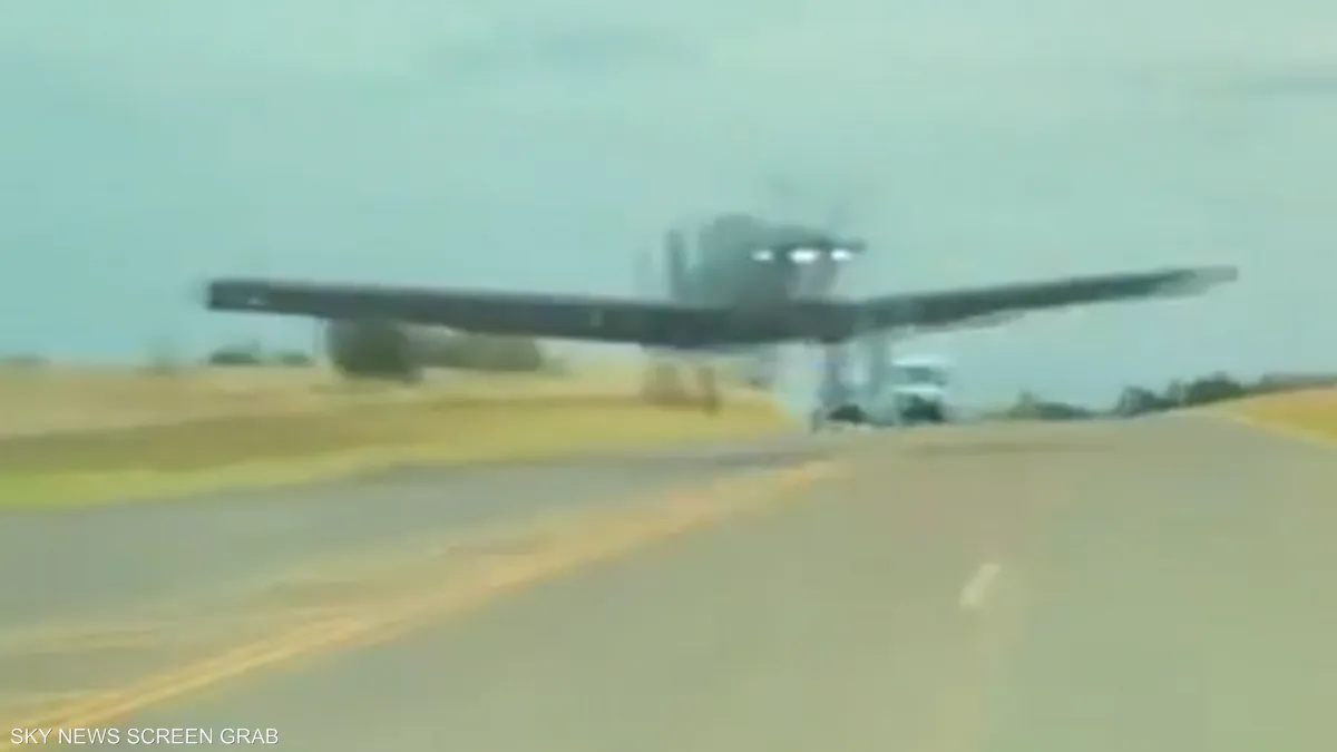 فيديو يحبس الأنفاس لتسلا في مواجهة طائرة مقاتلة