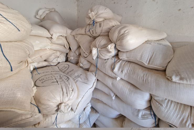 قبلي.. حجز وإتلاف كمية من الأعلاف الحيوانية