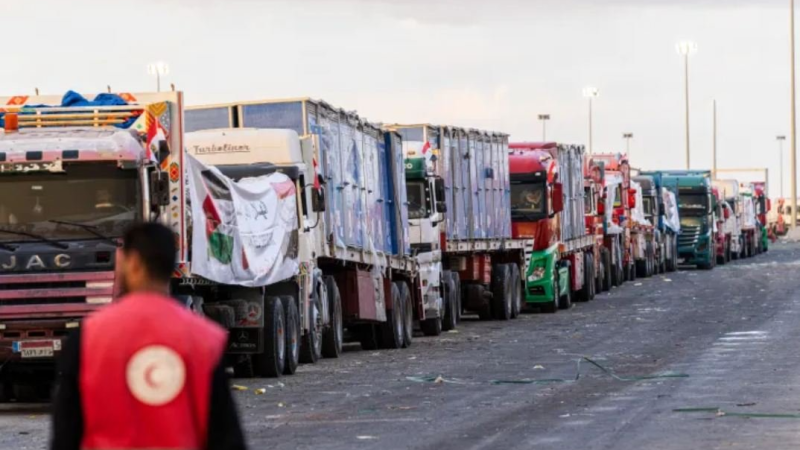 الاحتلال يُعلّق دخول المساعدات إلى قطاع غزة