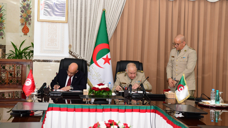 بين تونس والجزائر.. توقيع اتفاق مشترك للتعاون في مجال الدفاع