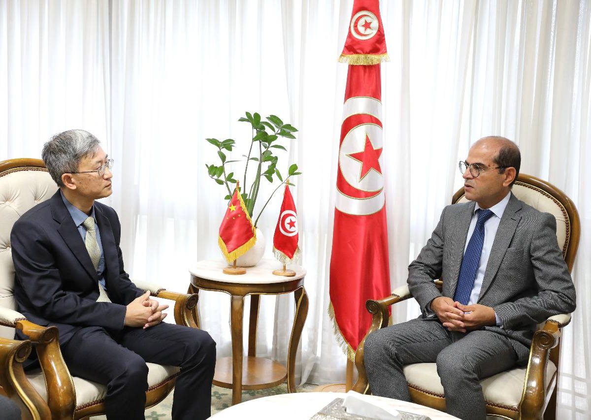 بتكليف من سعيد.. وزير التجهيز يبحث ملف المجمع الكيميائي مع سفير الصين