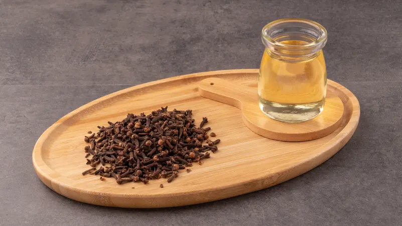 11 فائدة صحية لمضغ القرنفل يومياً