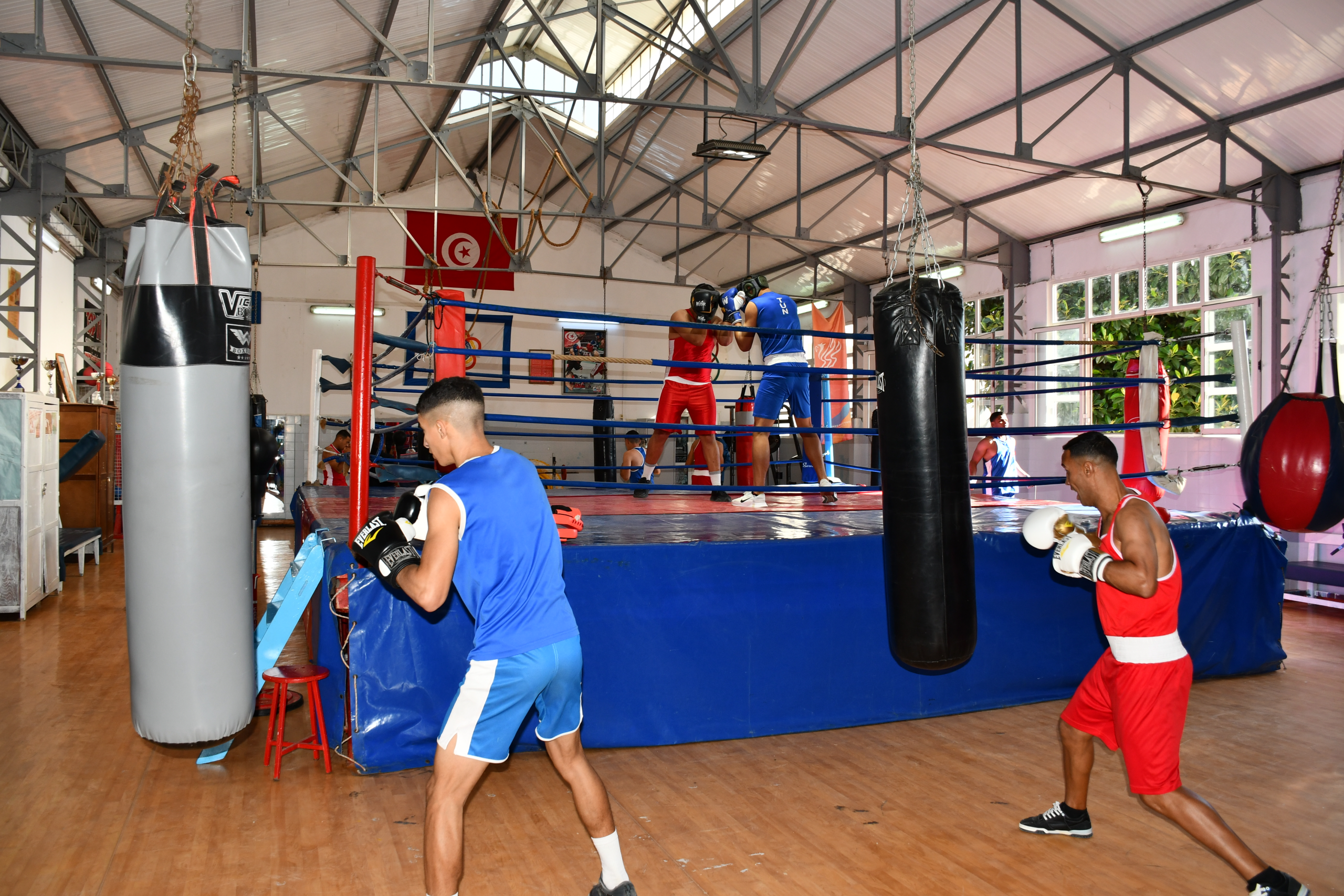 وزير الدفاع يُكرّم مجموعة من الرياضيين (صور)