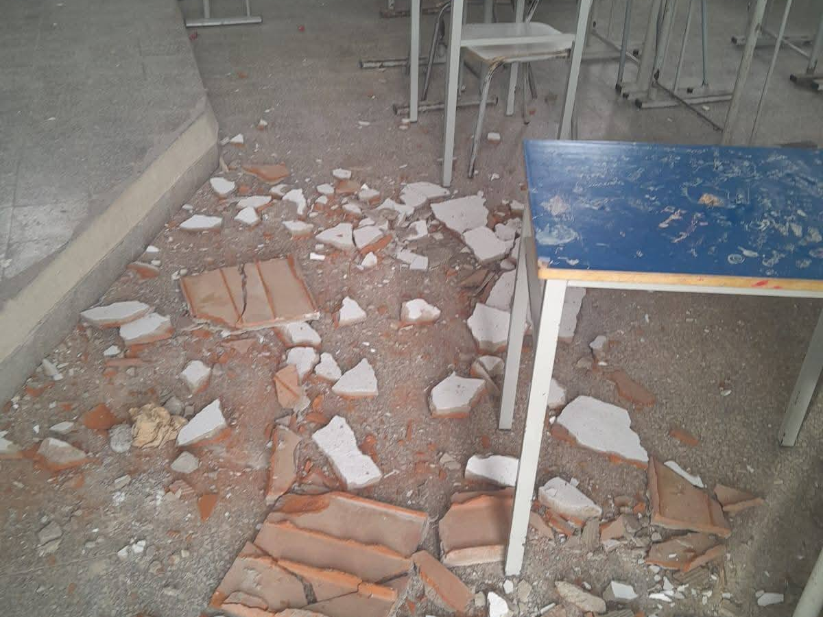 جبل الجلود.. سقوط جزء من سقف قاعة بمدرسة إعدادية (صور)