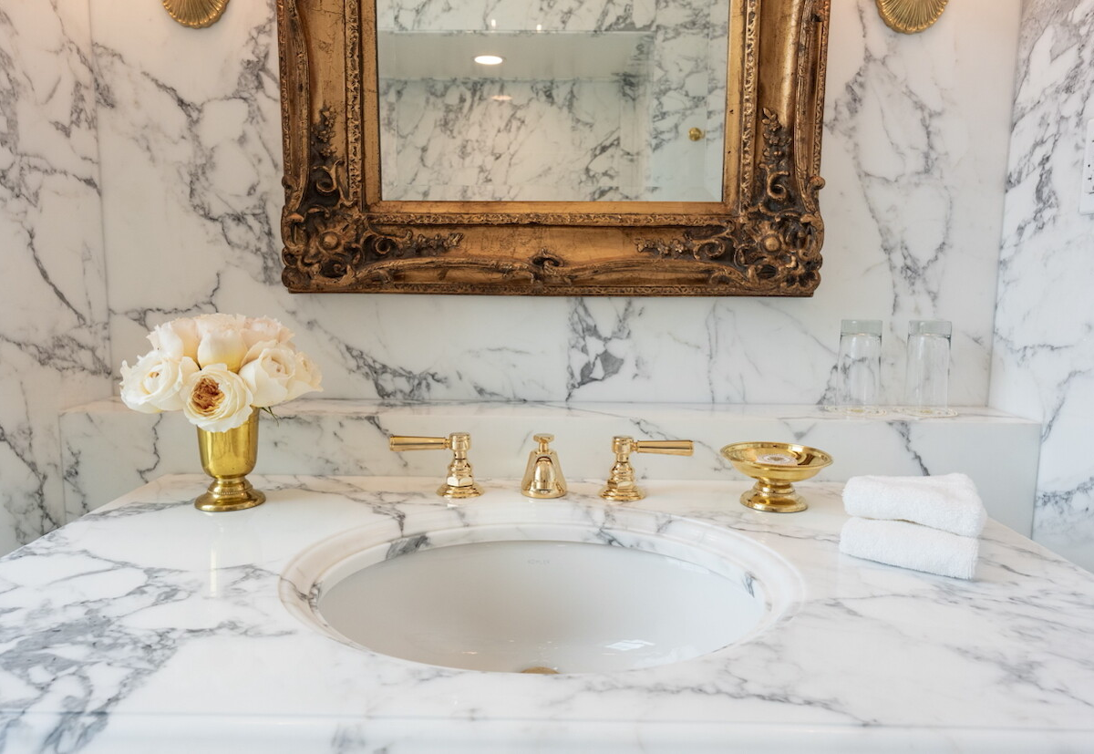 بالصور.. ترامب يتباهى بتجديد “حمام” في البيت الأبيض