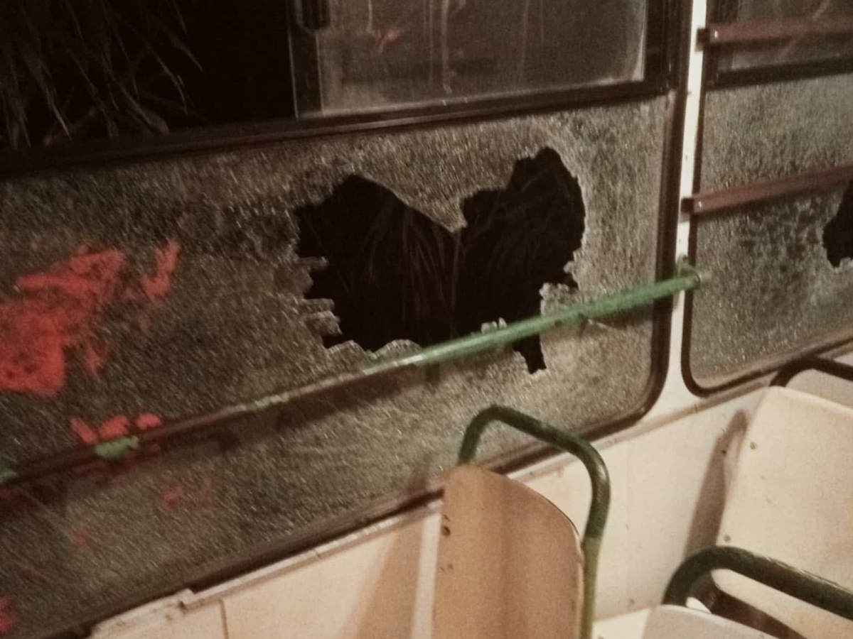 جندوبة.. تعرّض 3 حافلات مدرسية للرشق بالحجارة (صور)