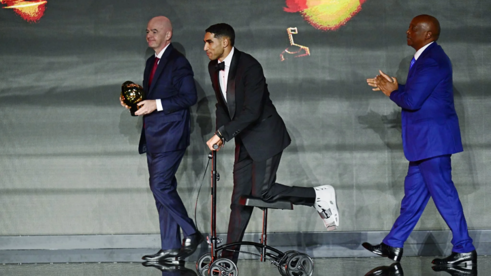 ‘سكوتر’ أشرف حكيمي في حفل الكاف يثير الجدل