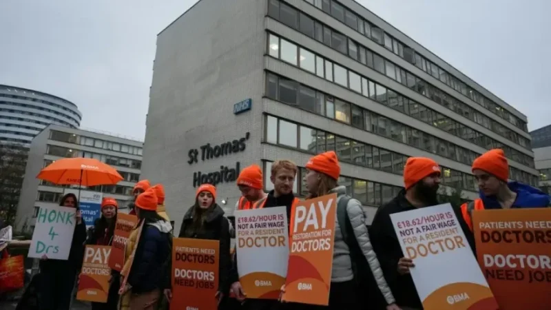 إنقلترا.. آلاف الأطباء يضربون احتجاجا على الأجور