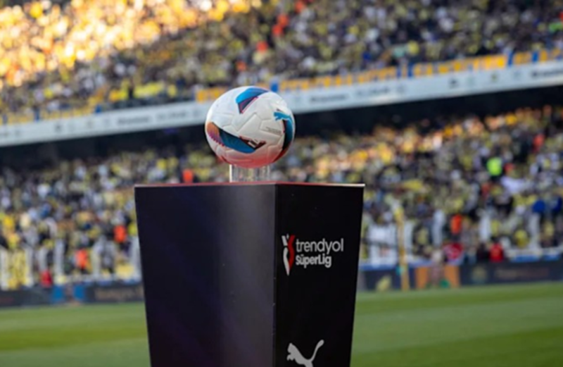 إيقاف 102 من لاعبي كرة القدم في تركيا