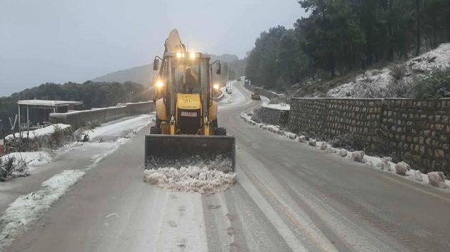 عين دراهم/ فتح عدد من الطرقات إثر تساقط الثلوج
