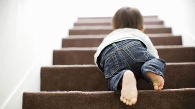 فندق الجديد/ وفاة أب إثر سقوطه من درج منزله ونجاة رضيعه