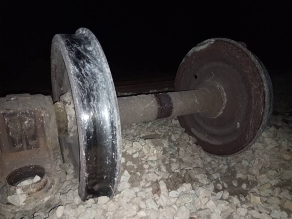 حادث انقلاب قطار بالمتلوي.. مساعد السائق علق داخل الركام