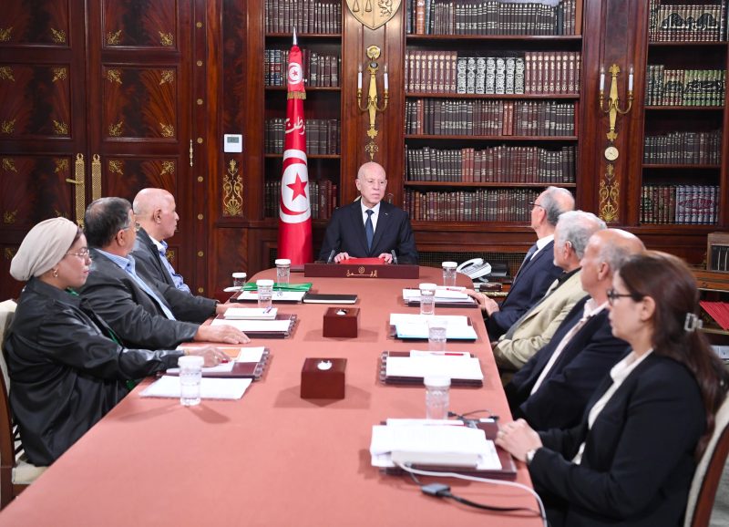رئيس الجمهوريّة يتسلم التقرير الأولي للجنة إيجاد الحلول للوضع بقابس