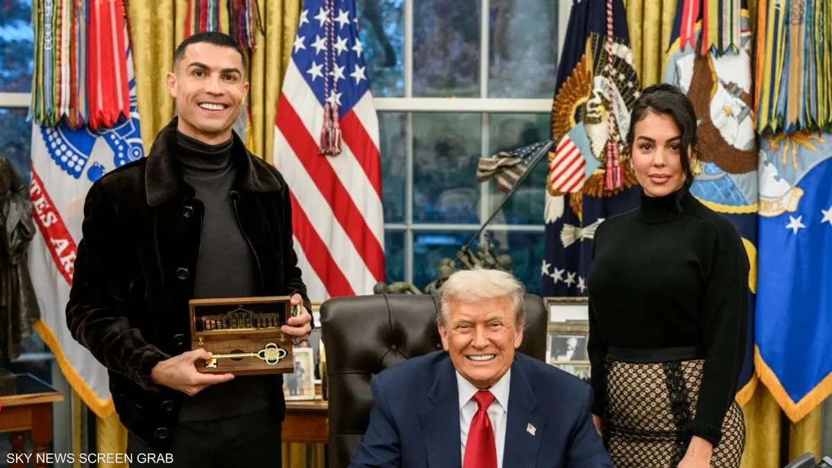 صمّمها بنفسه.. تعرّف على هدية ترامب إلى رونالدو
