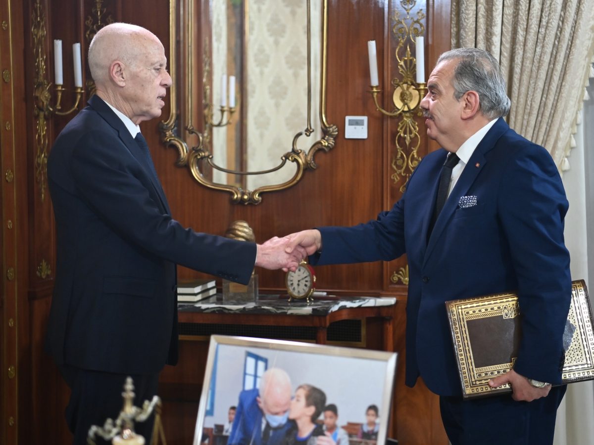 سعيّد يدعو لملاحقة شبكات السمسرة في القطاع الرياضي