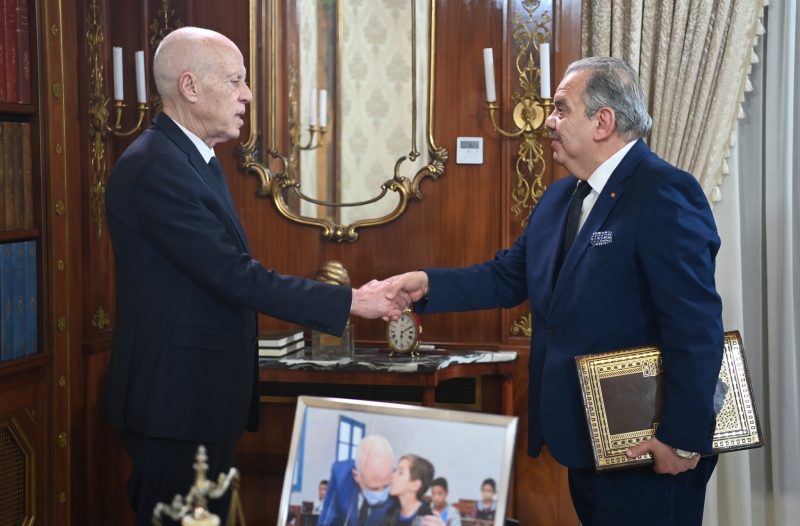 سعيّد يدعو لملاحقة شبكات السمسرة في القطاع الرياضي