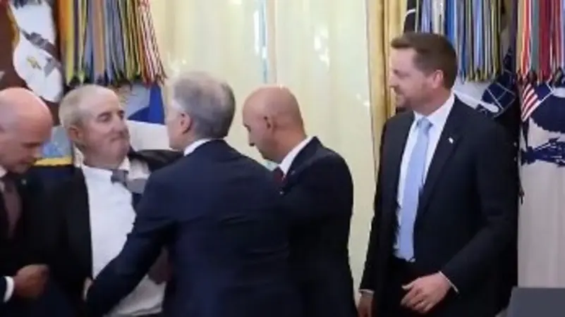 فيديو من البيت الأبيض.. ضيف وقع أرضاً أمام ترامب