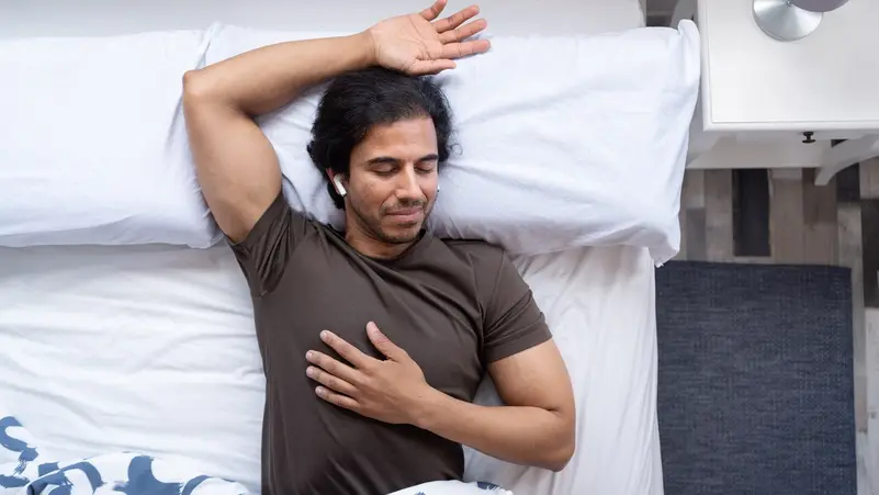 طبيب يحذر.. النوم بسماعات الأذن قد يؤدي إلى الخرف