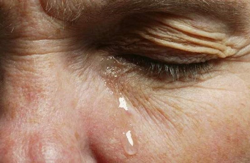 طبيب يكشف أسباب زيادة تدمع العين لدى كبار السن