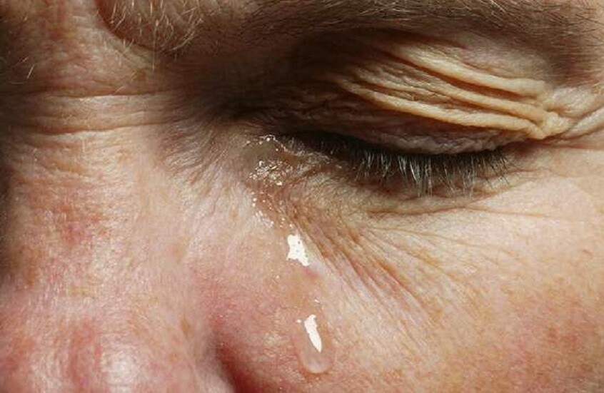 طبيب يكشف أسباب زيادة تدمع العين لدى كبار السن
