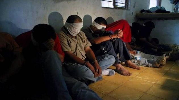 ليبيا/ الإطاحة بعصابة تعذّب وتبتز مهاجرين..(فيديو)