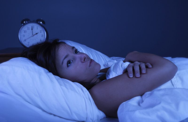 لماذا لا يستطيع البعض إيقاف التفكير ليلا؟