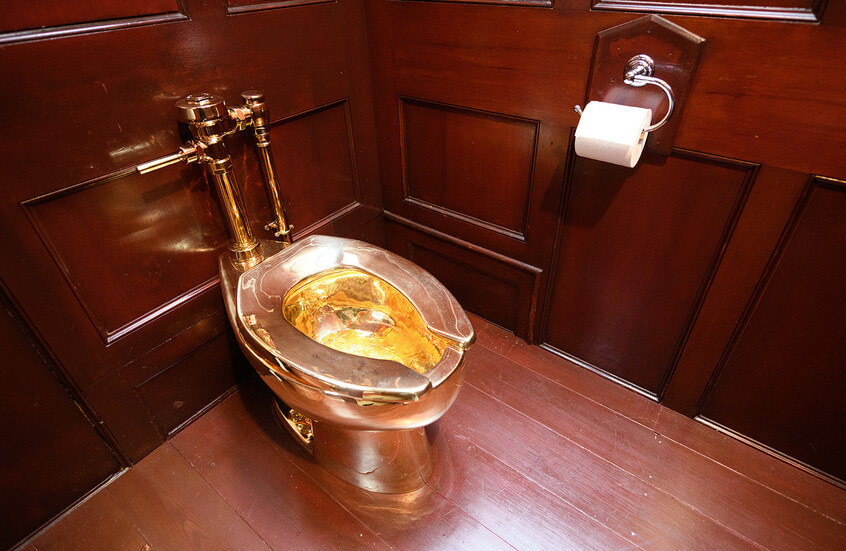 ملياردير يعرض مرحاضا ذهبيا للبيع في المزاد