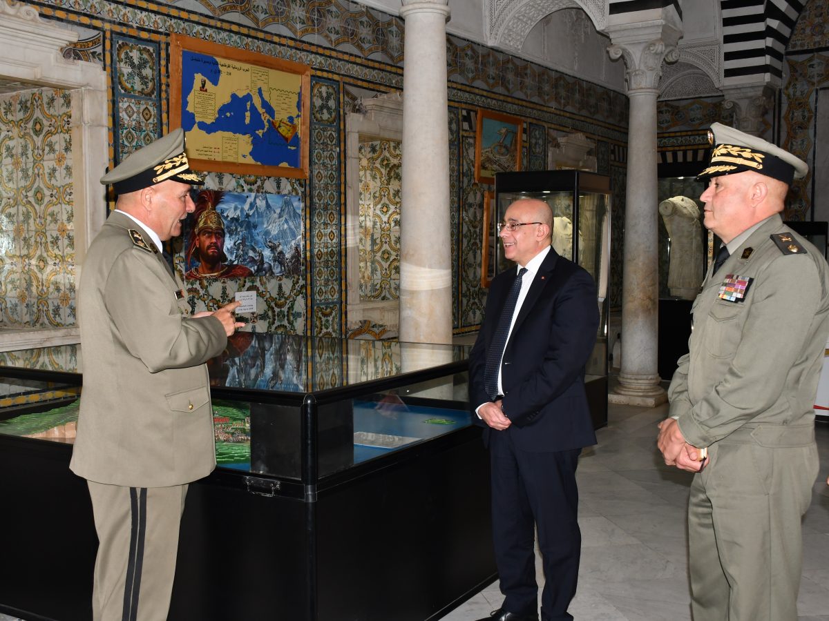 فحوى زيارة وزير الدفاع لإدارة التراث والإعلام والثقافة