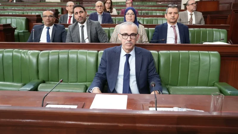 تلقى اتصالا هاتفيا خلال الجلسة العامة.. وزير الشؤون الإجتماعية يوضّح