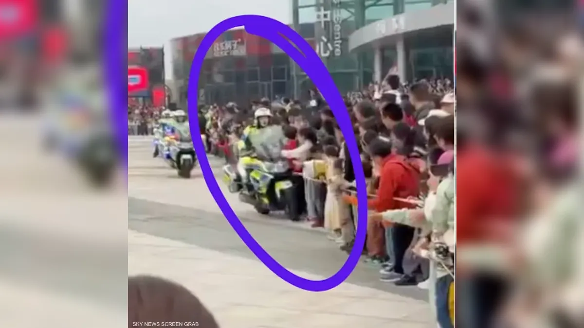 شاهد / شرطية صينية تدهس المارة أثناء استعراض للدراجات
