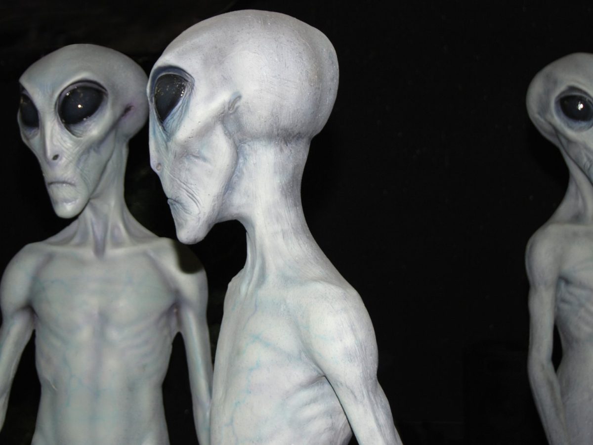 تفاصيل لقاء طيار أمريكي بـكائنات فضائية