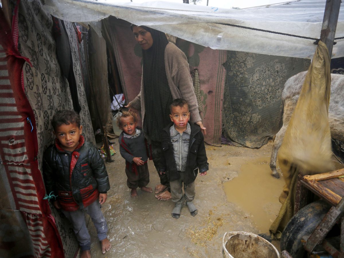 غزة تغرق.. آلاف خيام النازحين تحت مياه الأمطار