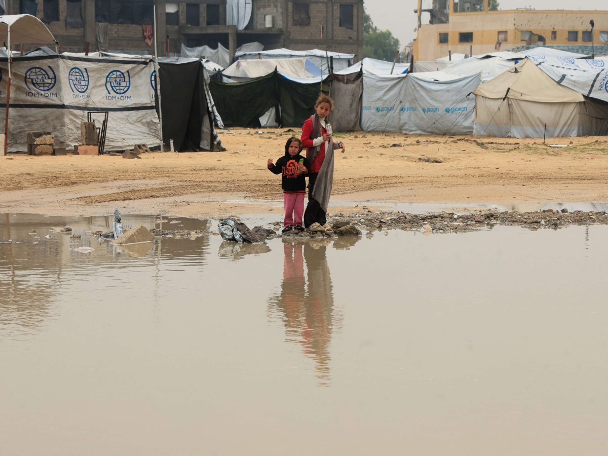 أمطار غزيرة تغرق مستشفى الشفاء وآلافا من خيام النازحين في غزة