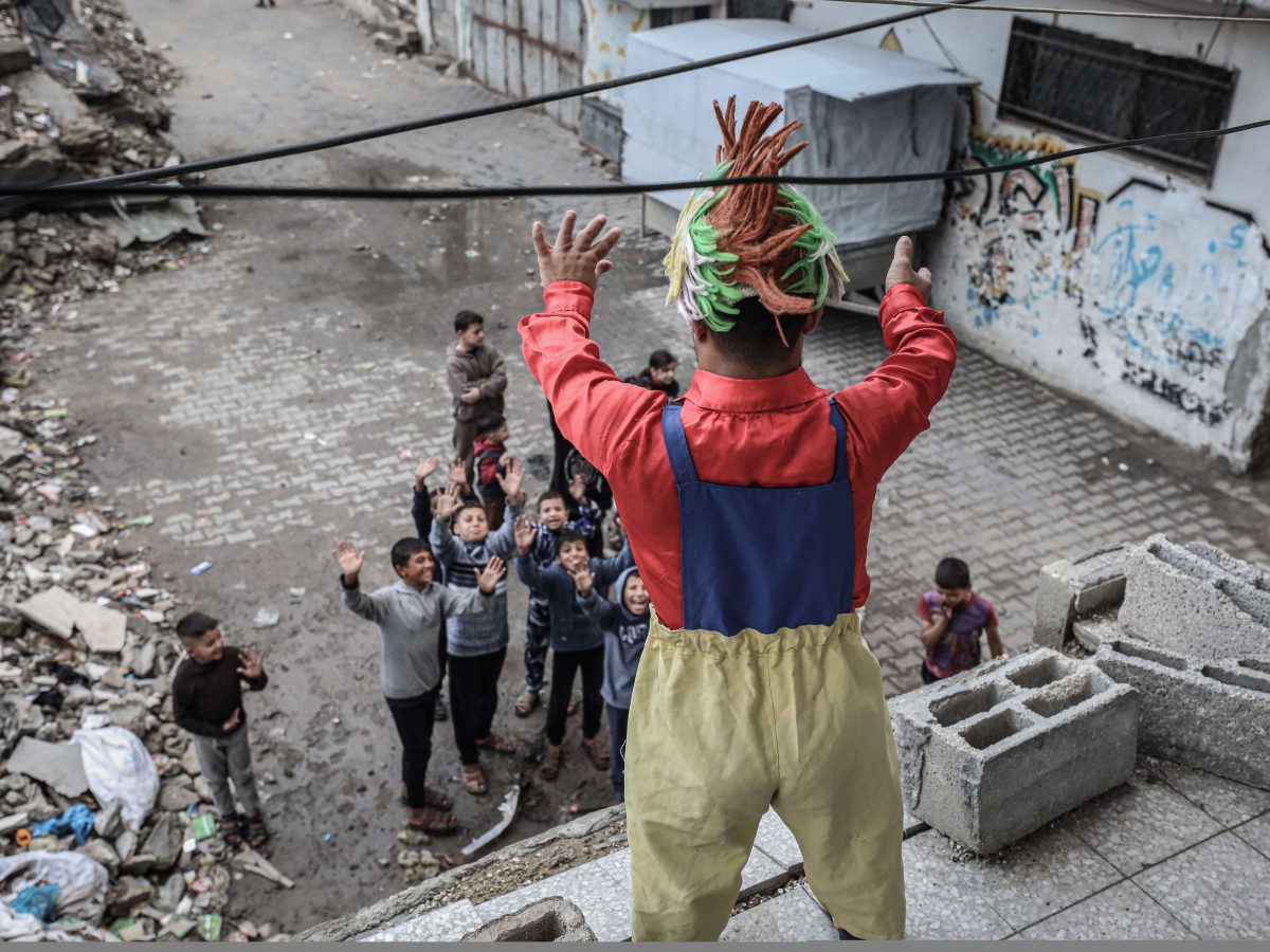 بسمة بين الأنقاض.. قصة المهرج المجهول في غزة