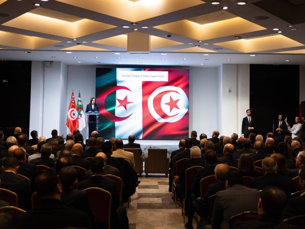 تونس والجزائر تعززان الشراكة الثنائية بتوقيع أكثر من 25 اتفاقية ومذكرة تفاهم تونس والجزائر تعززان الشراكة الثنائية بتوقيع أكثر من 25 اتفاقية ومذكرة تفاهم