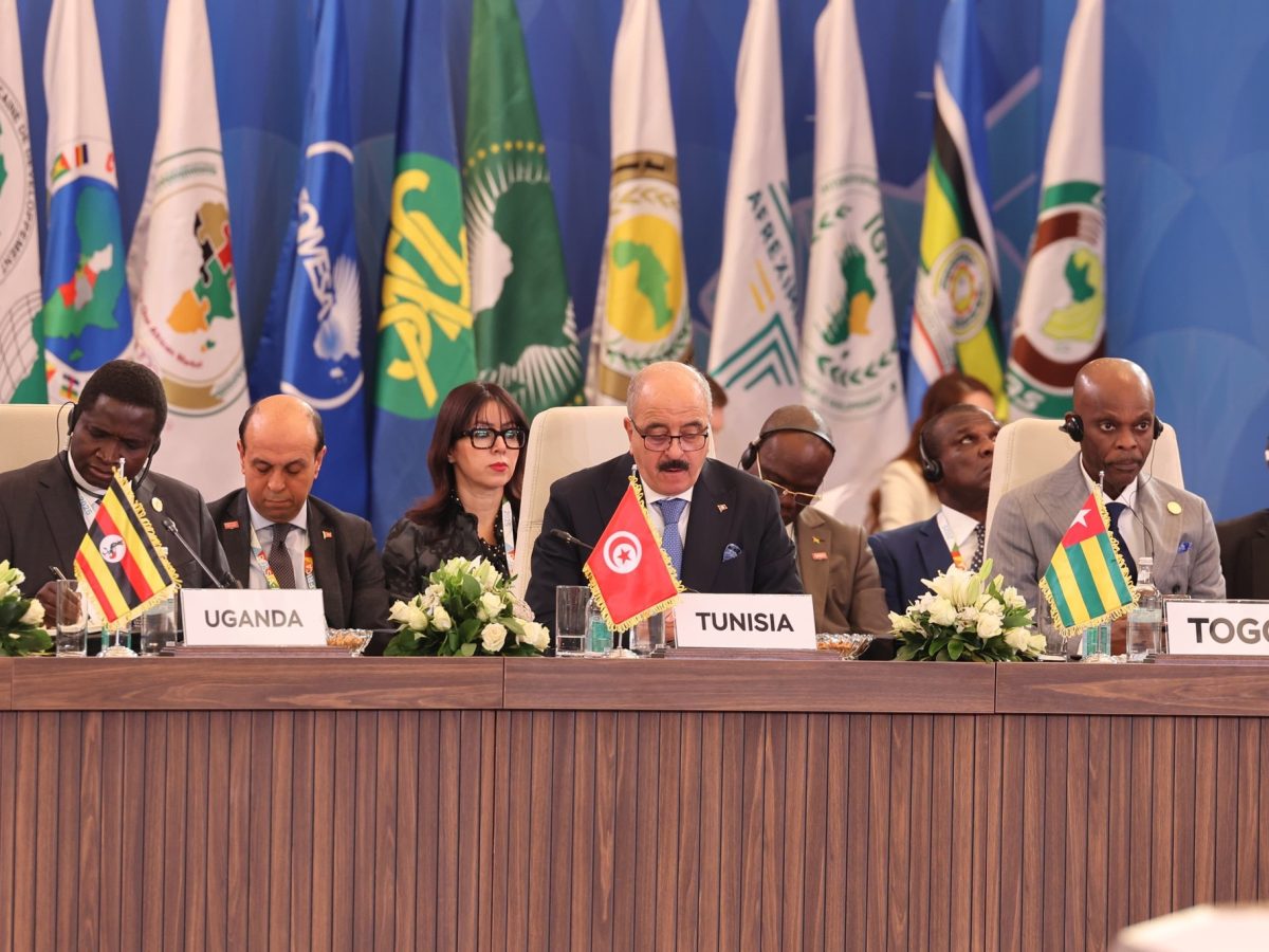 النفطي يدعو لتكثيف الجهود الدبلوماسية للترويج لزيت الزيتون التونسي عالميًا