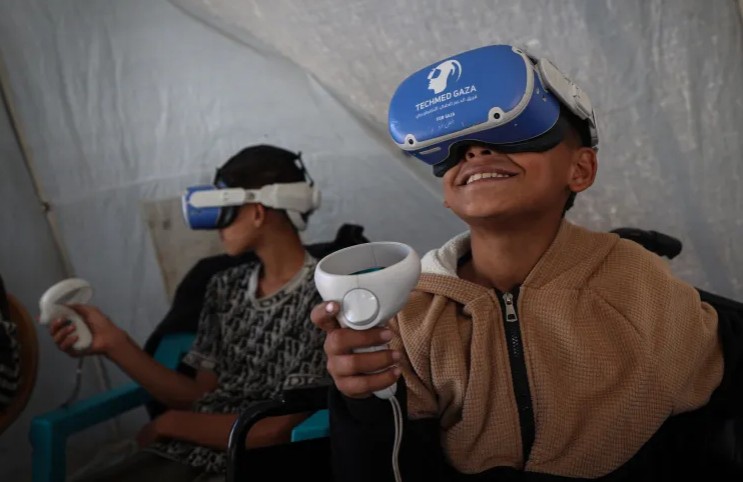 خوذ الواقع الافتراضي تنقل أطفال غزة بعيدًا عن أهوال الحرب