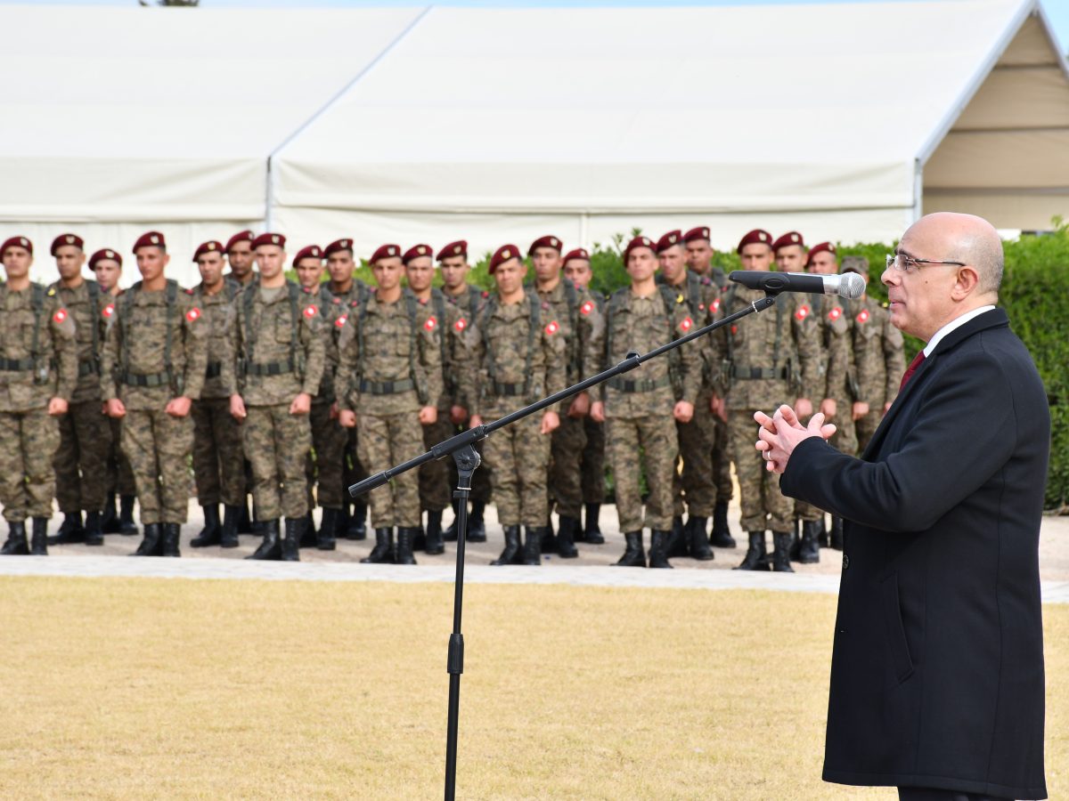 وزير الدفاع يتفقد وحدات عسكرية بالكاف وزير الدفاع يتفقد وحدات عسكرية بالكاف