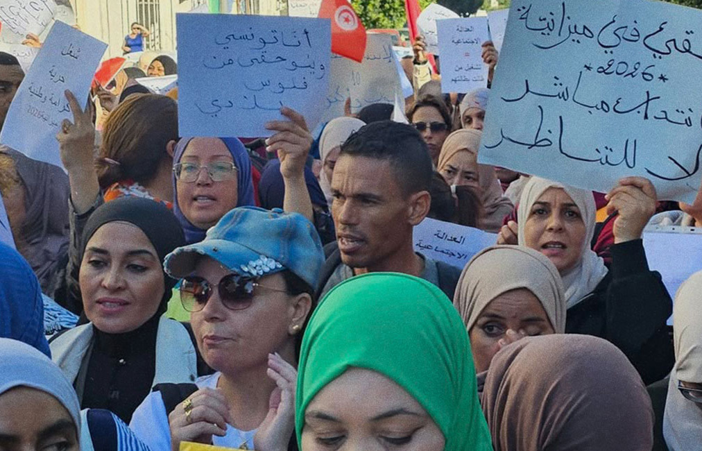 وقفة احتجاجية لأصحاب الشهادات العليا أمام البرلمان وقفة احتجاجية لأصحاب الشهادات العليا أمام البرلمان